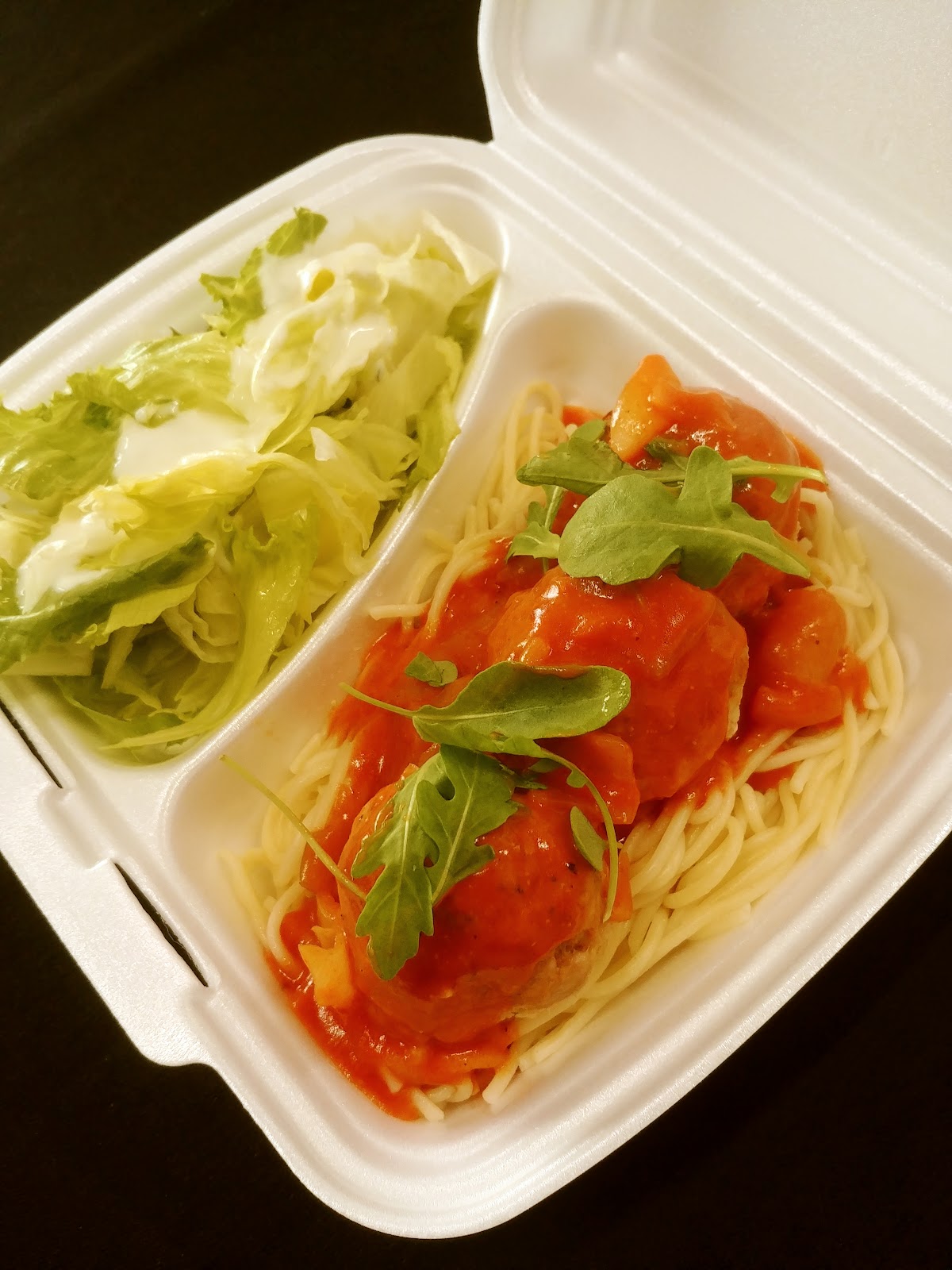 Spaghetti z klopsikami w sosie pomidorowym i sałata ze śmietaną