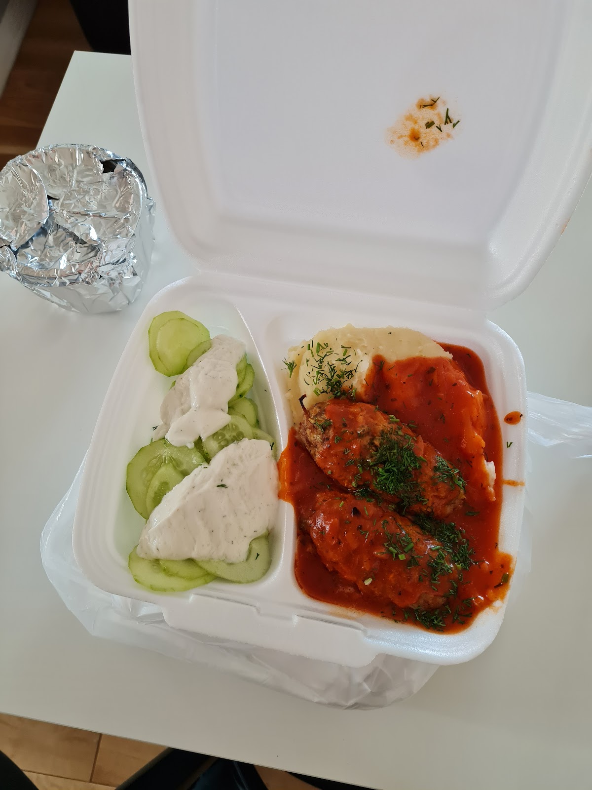 Danie w sosie pomidorowym z ziemniakami puree i mizerią ze śmietaną